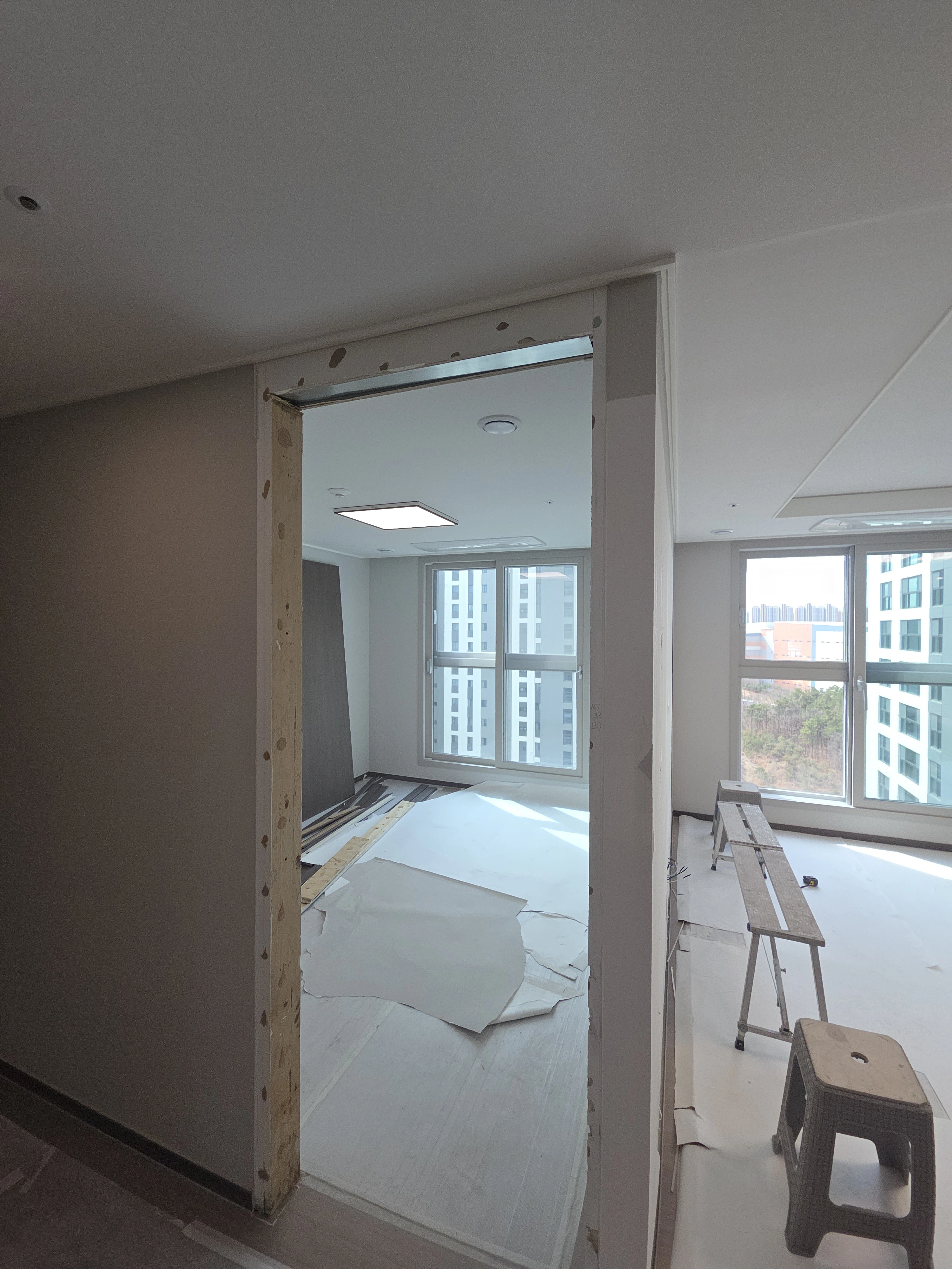 우드슬랫로 마감한 목공가벽 시공 현장