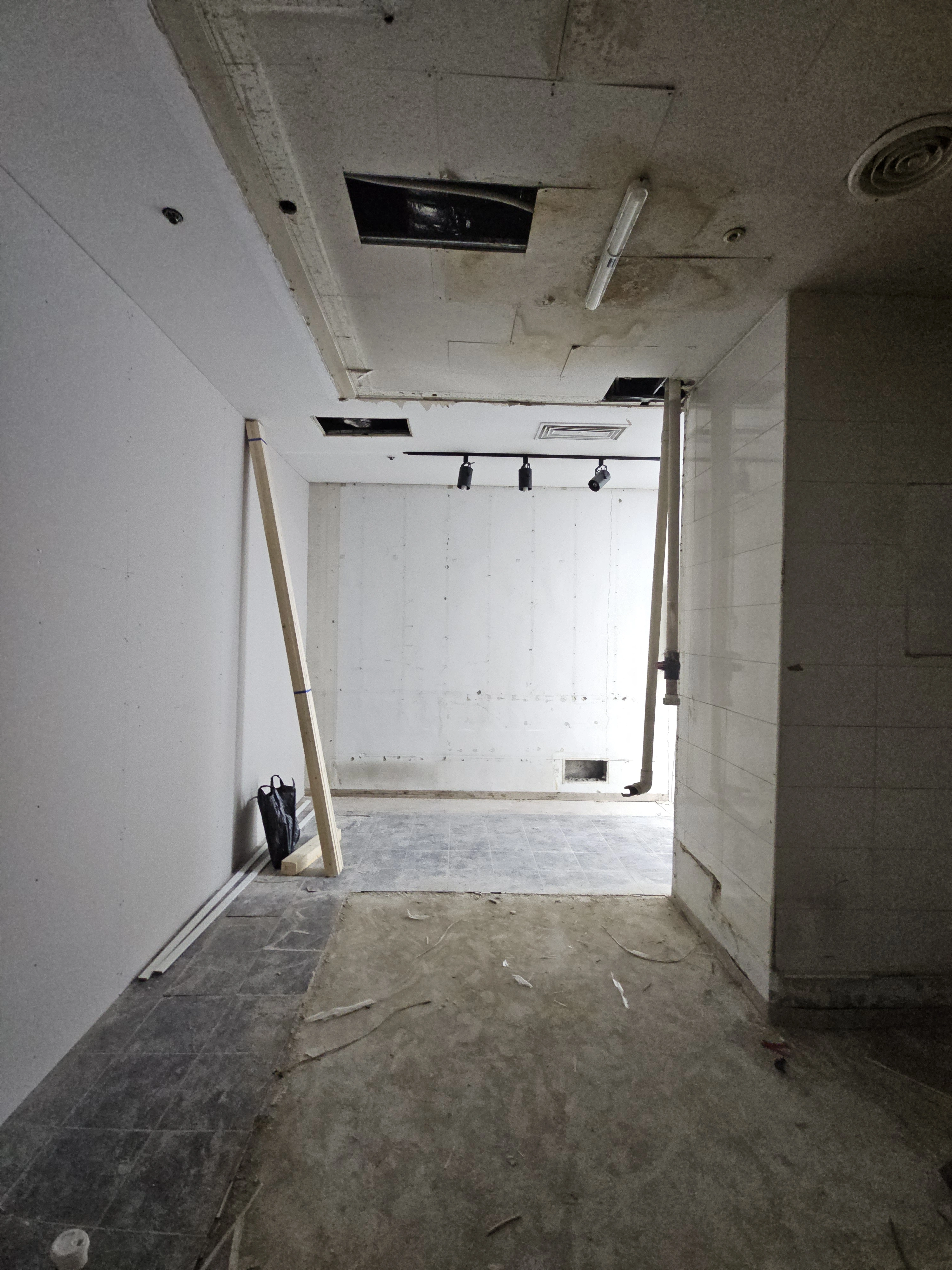 경량스틸 프레임을 세우는 작업 현장