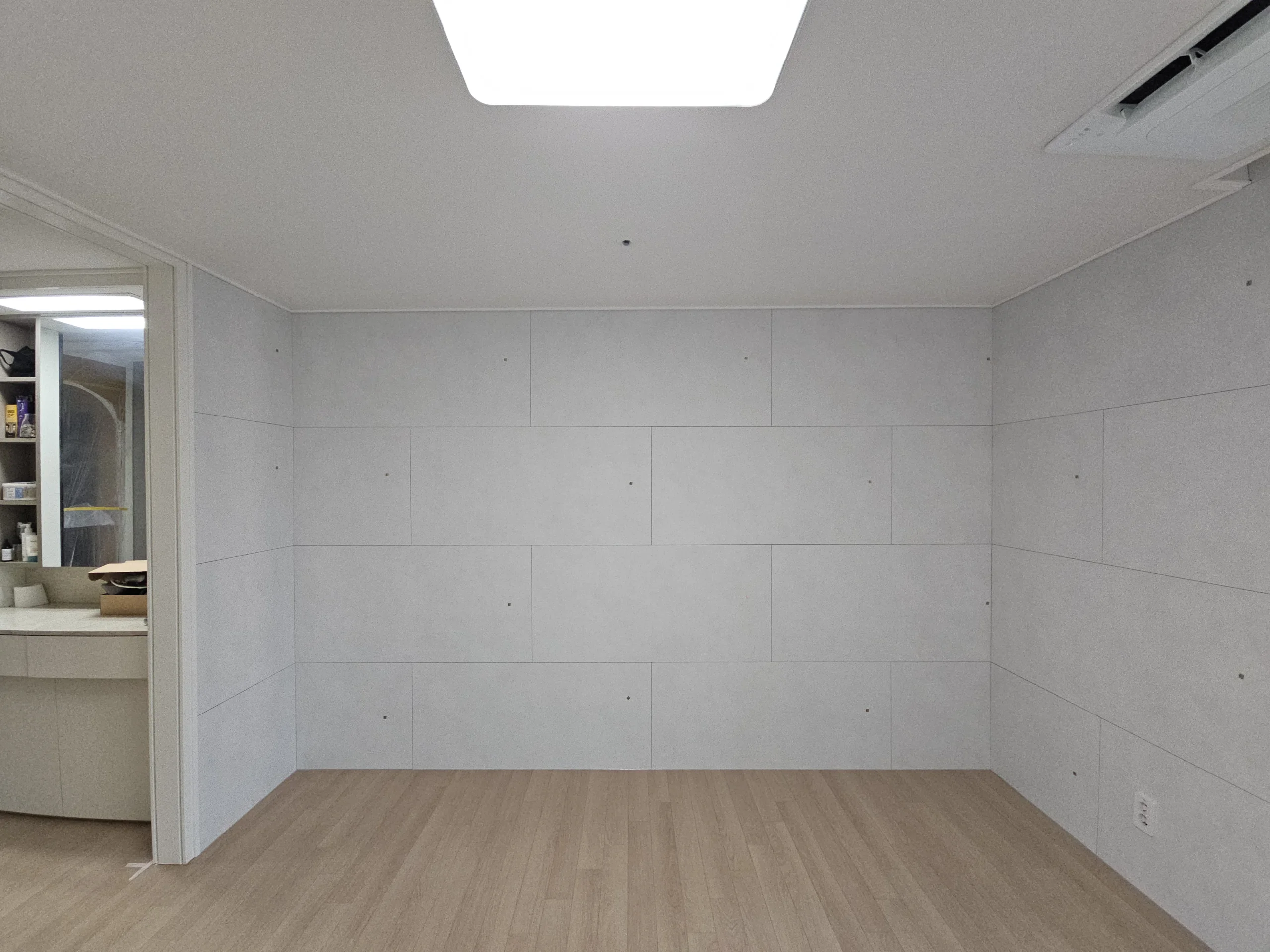 오피스텔 원룸을 목공 가벽으로 분리하는 시공 현장